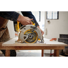 Load image into Gallery viewer, Dewalt 20V MAX 7-1/4" Brushless XR® Circular Saw Kit with 5AH Battery