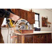 Load image into Gallery viewer, Dewalt 20V MAX 7-1/4&quot; Brushless XR® Circular Saw Kit with 5AH Battery
